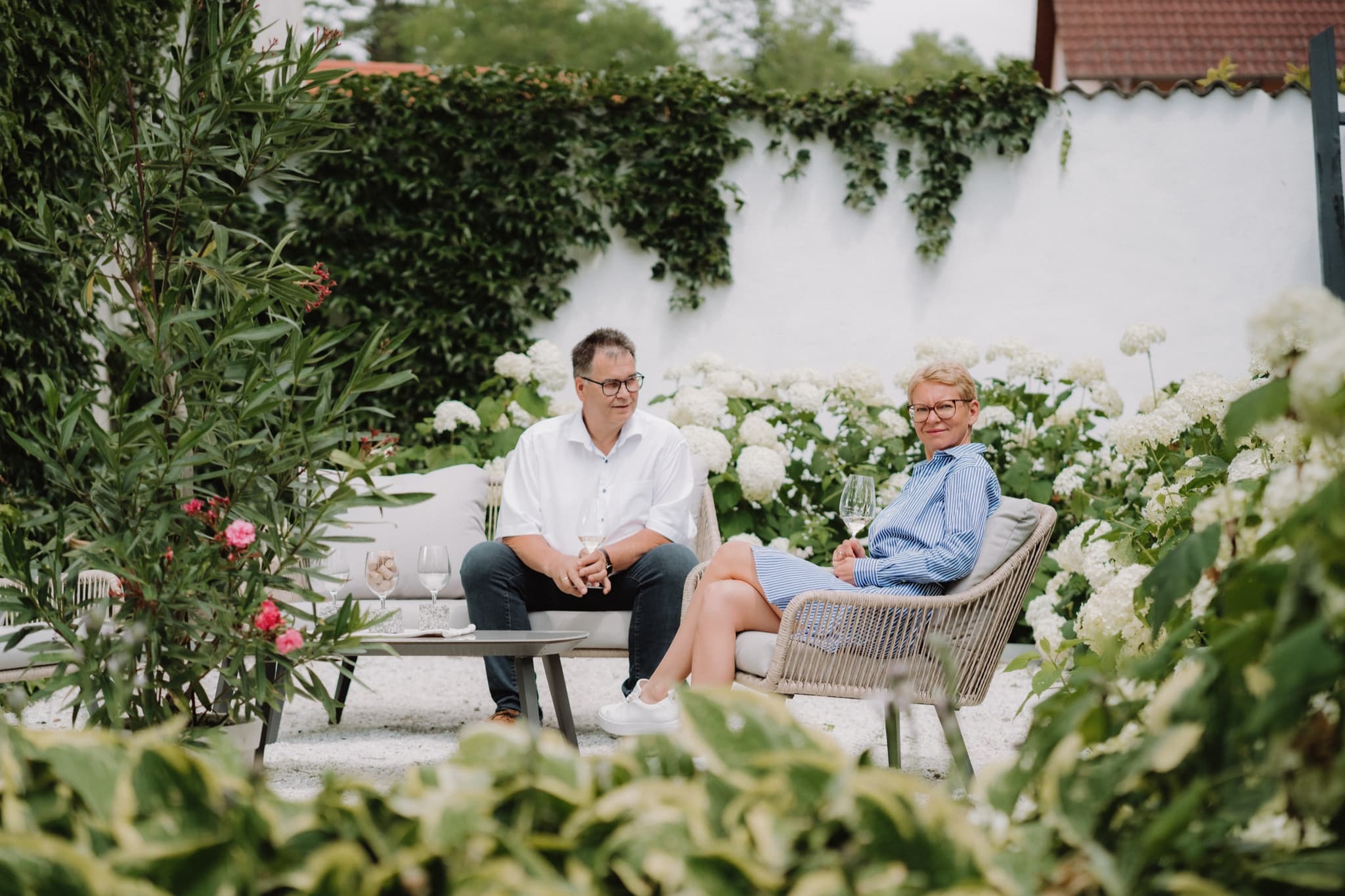 Leopold und Doris Sutter im Garten